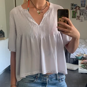 Hunkydory blus - Jättefin blå/grå blus från Hunkydory. Lätt och lite silkesliknande tyg med små silvriga pärlor längst ärmar, halsen och midjan. Mycket bra skick. 