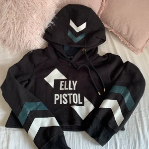 Elly Pistol Game Over hoodie - Supercool Cropped Hoodie från Elly Pistol. Storlek L men passar även mig som har S/M i hoodies (173cm) beroende på hur man vill ha den. Knappt använd så i fint skick. Luddig på insidan.