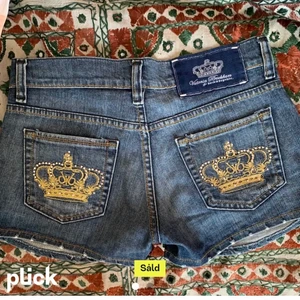 Victoria Beckham Shorts - Säljer dessa svin snygga lågmidjade Victoria Beckham shorts med kronor och stenar på bakfickorna!🥰Dom är köpta här på plick men passade tyvärr inte som jag ville. Kontakta gärna mig om ni är intresserade eller undrar något!💗