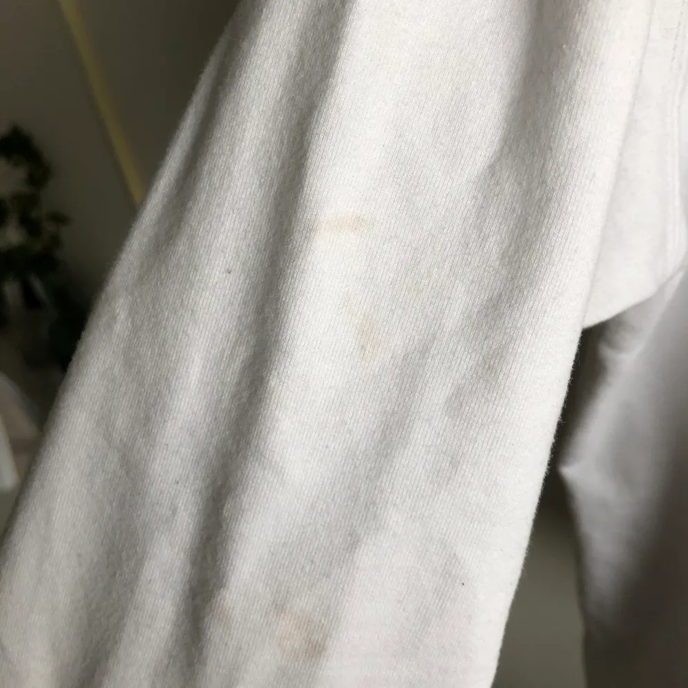 En snygg vit hoodie med tryck, ganska tunn i materialet. (Den har fläckar som inte gått bort i tvätten på ena ärmen, fast syns väldigt lite). Hoodies.