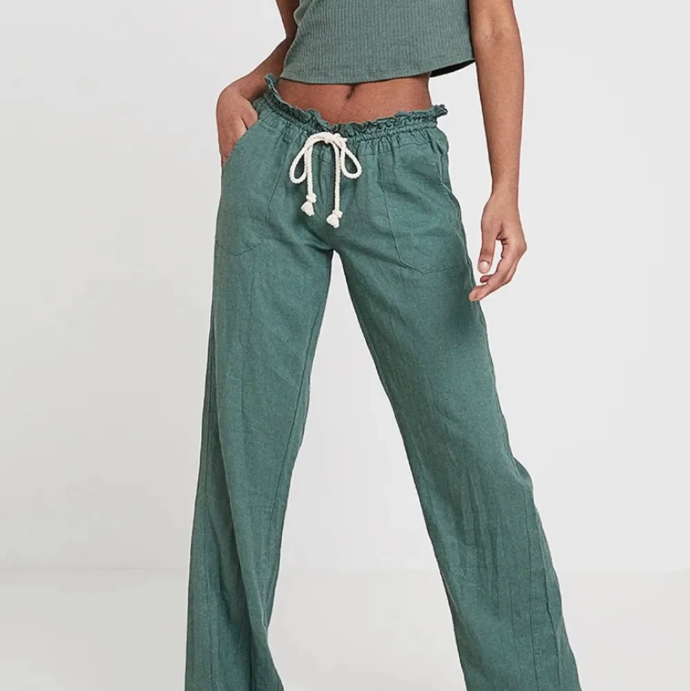 jag söker dessa gröna linnebyxor från roxy i storlek XS! Kommentera gärna om du har!!💙. Jeans & Byxor.