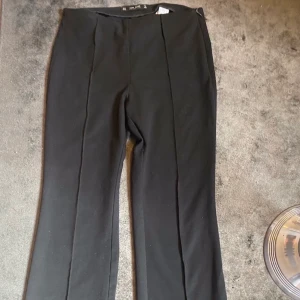 Kostymbyxor Zara storlek S  - Kostymbyxor Zara storlek S, baggy där nere (jag är 168) 