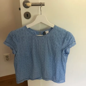 topp från HM - blå topp från HM i storlek 36, lite kortare i modellen💕säljs för 20kr+frakt som köpare står för, betalning sker via swish 