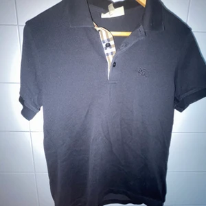 Burberry Piké stl M - Väldigt bra skick, används Max 2 tillfällen. 