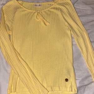 ☀️Jättefin pastell gul tröja☀️ Använd 1 gång❣️ Barnstorleken ser ni men jag köpte den som en vuxen tröja och den passar bra och är skön! Är storleken M och den passar perfekt på mig haha🥰❣️