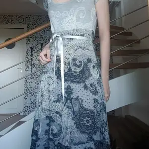 Knälång klänning av märket Deisgual, Storlek 40