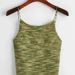 Fin grön topp💚💚 - Säljer denna fina gröna topp så den inte kommer till användning.🦖 Fin knytning i ryggen! 💚💚