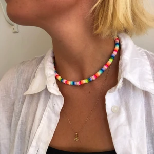 Rainbow necklace 🌈🌈 - Handgjort halsband i regnbågens alla färger. Totalt 30⁉️ olika pärlor/färger. Förslutning bak i guldfärg med lås och tre ringöglor för justering. På bilderna är halsbandet på den innersta ringöglan. 🌈🌈🌈