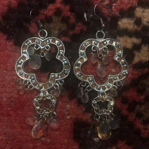 Oranga och blommiga örhängen  - Orange blommiga örhängen i nyskick! Obs ej äkta silver! Köparen står för frakten <3