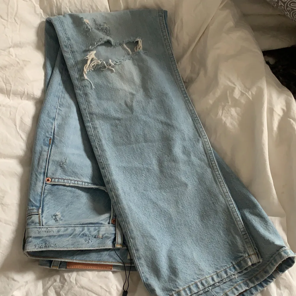 Slutsålda, oanvända jeans från zara i modellen ”midrise straight full length” i en snygg ljusblå färg med hål på knäna. Storlek 42 men passar 38/S med en lite oversized fit💖. Jeans & Byxor.