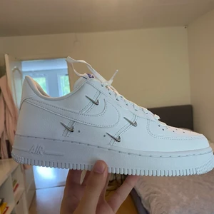 Nike Air Force 1 ’07 LX ”Sisterhood” - Storlek 38, helt nya och oanvända! Den var tyvärr lite lite för liten för mig så jag skulle ha beställt 38,5, de är alltså lite små i storleken! Pris kan diskuteras. Möts gärna upp om man vill prova dom!