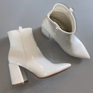 Vita klackeskor i storlek 37 - Ett par vita klackeskor från boohoo i storlek 37. Aldrig använda endast provade inne. Kan skicka fler bilder om så önskas, ställ gärna frågor. Om en vara blir väldigt efterfrågad startas budgivning.