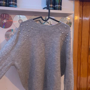 Tjocktröja me pärlor - Knappt använd, pris kan diskuteras 