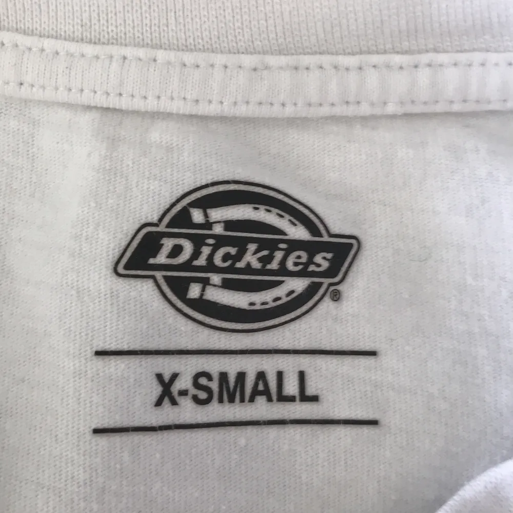 Säljer dem här 2 paren av dickies t-shirts eftersom jag inte har användning av dem längre. Båda är i storlek xs men dem passar bra på mig som har s också. :). Orginal priser är 299kr så jag säljer dem för 150kr styck (frakt ingår!).. T-shirts.