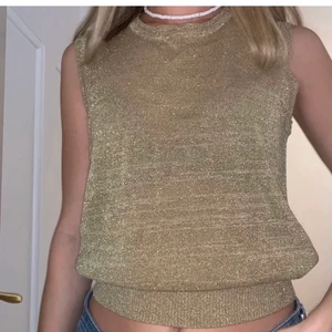 Guldig topp - Lägger upp igen pga blev ej såld. Superfin guldig topp. Köpt på plick men aldrig kommit till användning, säljer därav❤️ så fin!