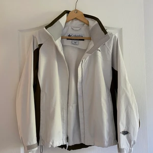 Columbia jacka strl S - Jättefin Columbia jacka i strl S. Vit med bruna sido detaljer. Säljer pga att den inte kommer till användning. Den har en liten fläck på framsidan. Pris = 300kr (frakt ingår). 🤎🤍