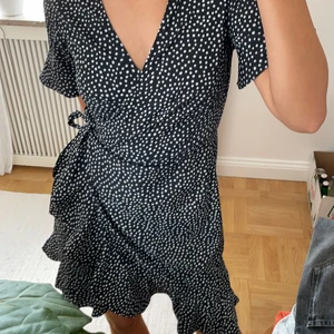 Klänning från vero Moda i st M - Svart vit prickig klänning från Vero Moda i st M, knappt använd!