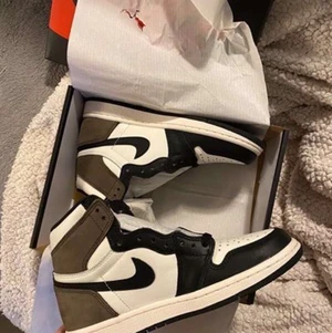 Jordan 1 Dark Mocha - Finns i alla storlekar och skickas med gratis spårbar frakt