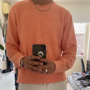 Orange stickadtröja - En superfin stickad tröja som är super på sommarkvällarna! Jag får tyvärr ingen användning av den längre, men den är använd fåtal gånger.