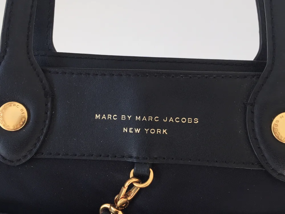 Svart Marc Jacobs väska i nylon och läder, inköpt på en Marc Jacobs butik i New York. Använd få gånger och är i nyskick.. Accessoarer.