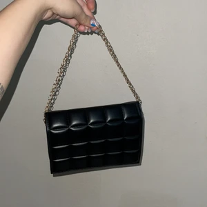 Axel väska  - Aldrig använd söt väska som ej kommer till användning. 