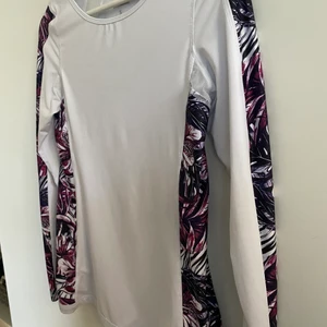 Träningströja - En super skön & snygg träningströja från stronger. Har för många träningströjer så den här kommer tyvärr inte till användning.💗