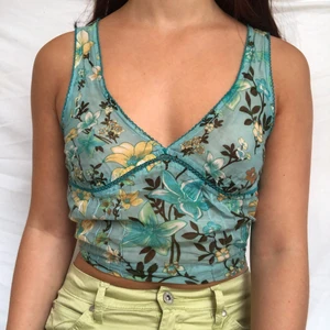 Topp - BUD ENDAST GILTIGA OM MAN ÄVEN SKRIVIT PRIVAT! Underbar blå topp med bruna och gula blommor. Liknar en halterneck vid bysten. Köpare står för 24kr frakt. Uppknuten på första bilden men går lätt att croppa om det önskas. Passar med allt! 