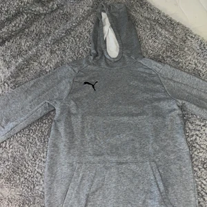 Puma  - Säljer denna hoddie från puma aldrig använt den. Storlek XL i barn storlek. Säljer för 30kr + 63 kr frakt 💕
