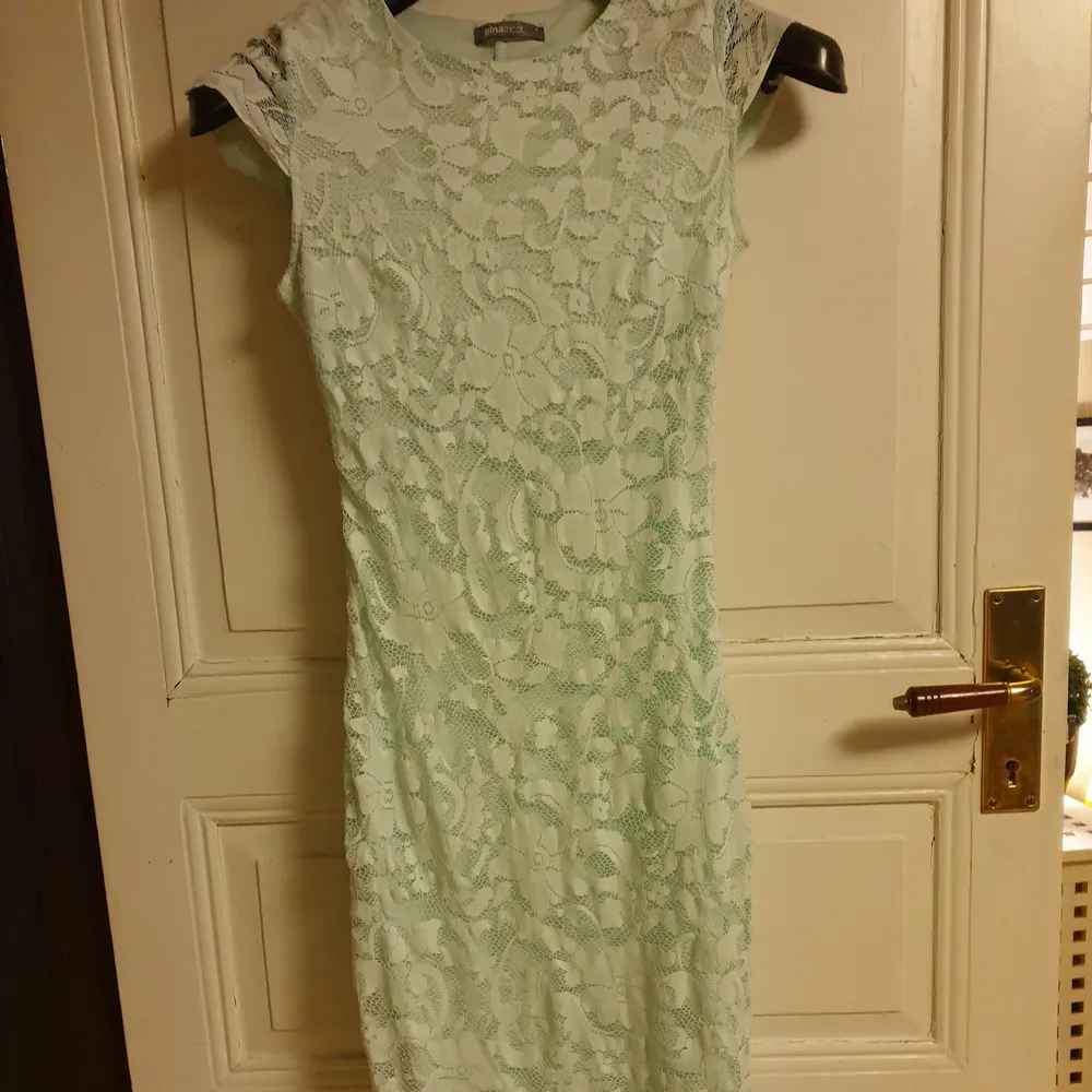 Snygg spetsklänning i ljus mintgrön, stl S. Använd en gång. Klänningar.