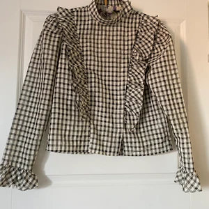 Blus från hm - Sötaste blusen😍  Denna är från HM i strl 36, den är använd en gång då jag har lite för mycket rutiga toppar i garderoben