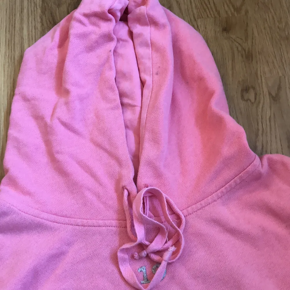 Jättefin rosa hollister hoddie i storlek xs med fickor där fram. . Tröjor & Koftor.