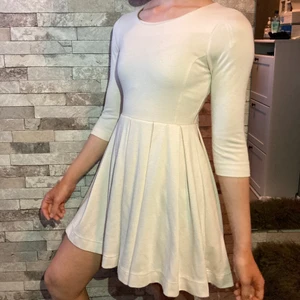 vit klänning  - en varmvit klänning från H&M i ganska tjockt tyg med fint fall, XS men jag är en S och kan ha den! använd men hel och ren