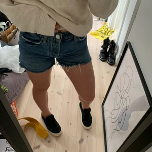 Jeansshorts från Gina tricot  - Mörkblåa jeansshorts från Gina tricot i strl 34. Köpare står för frakt:)