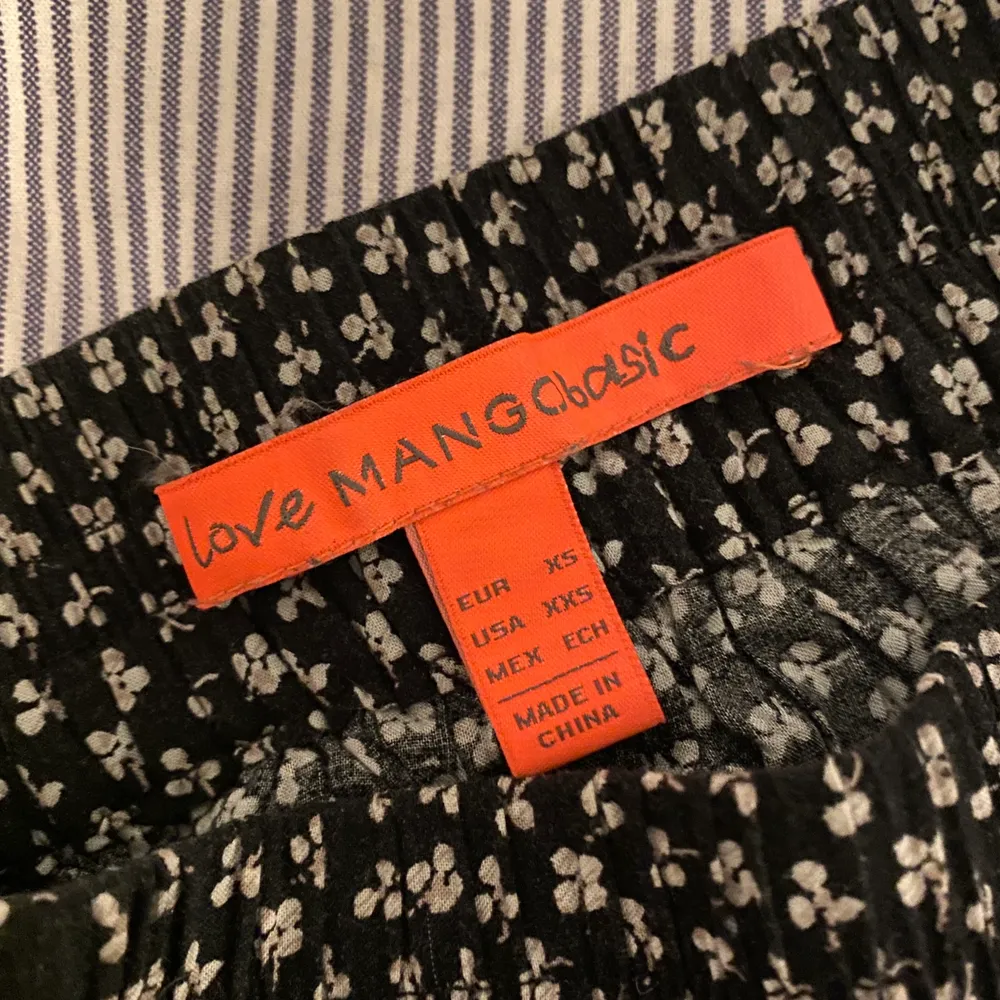 Hej, säljer en kjol från mango i xs. Super fin och har dessutom fickor så alltså en helt perfekt kjol. Men tyvärr är den för liten för mig då jag skulle behöva en small eller medium. Så om någon har en small eller medium och vill sälja hör gärna av er till mig!! Men jag säljer en XSMALL för 150kr ink spårbarfrakt.. Kjolar.