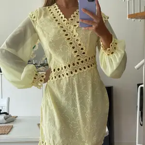 Supersöt gul klänning med fina detaljer i stl 40! Aldrig använd innan fotot då den är för stor för mig ✨ du får den för 199 kr! hämtas upp i Uppsala eller så tillkommer fraktkostnad. Betalas via swish 