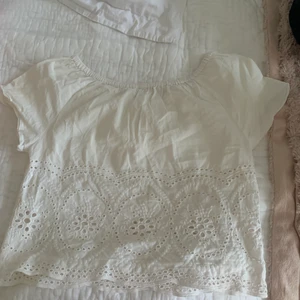 Vit blus - Säljer min vita blus från Zara eftersom jag har växt ur den. Storleken är barnstorlek men passar en XS perfekt. Fint skick och typ sällan använd. Finns inte på lagret längre och skriv till mig privat om du är intresserad. Passar super fint till linnebyxor eller lågmidjade jeans 💗