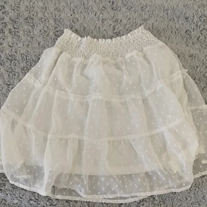 Vit kjol - Vit gullig kjol köpt här på Plick, endast provad! 🤍 Andra bilden är lånad ☺️