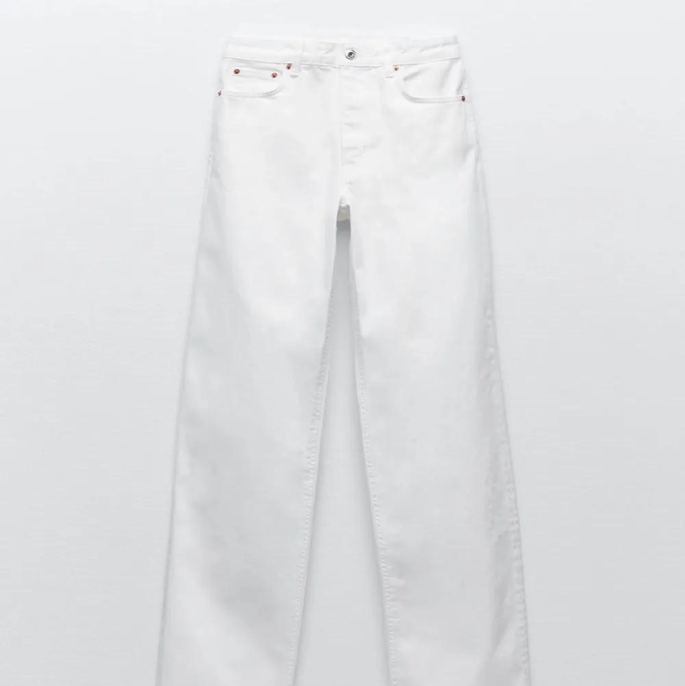 Säljer nu mina vita oanvända jeans från zara, deras helt slutsålda ”mid rise straight jeans” super fina men passar inte riktigt mig🤍🤍prislapp kvar, jeansen är väldigt långa så de passar alla då man kan välja att lätt klippa av jeansen efter önskad längd. (Frakt 66kr) normal i storleken. Buda gärna, men lägsta pris är 250🌩. Jeans & Byxor.