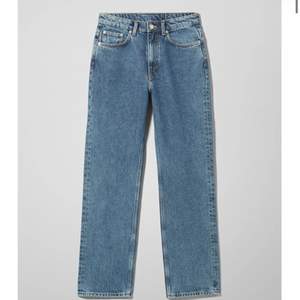 Säljer mina jeans från weekday då jag har två likadana. Storlek W 27 L 28. Originalpriset är 500kr jag säljer mina för 250/300kr beroende bud. Fint skick och typ aldrig använda. Passar superfint till hösten. Skriv till mig för mer information, bud eller om du är intresserad 💙 PRIS KAN DISKUTERAS