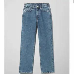 Säljer mina jeans från weekday då jag har två likadana. Storlek W 27 L 28. Originalpriset är 500kr jag säljer mina för 250/300kr beroende bud. Fint skick och typ aldrig använda. Passar superfint till hösten. Skriv till mig för mer information, bud eller om du är intresserad 💙 PRIS KAN DISKUTERAS