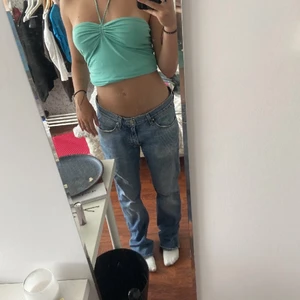 Acne jeans - Så fina lowwaist Acne jeans som aldrig är använda! Säljer då jag har ett liknande par☺️ lite slitet på märket där bak🙌🏼straight modell! Skriv privat för fler bilder! Det står 33/32 i storlek men passar bra på mig som har 36💕Frakten blir 66kr