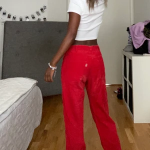Rösa Levis jeans  - Jag har köpt de här byxorna secondhand men inte använt de så mycket. De sitter jättebra vid midjan och är väldigt bekväma!🤩