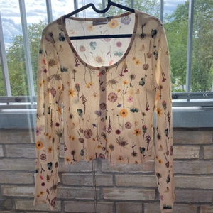 🌸Blommig kofta🌸 - Blommig kofta från junkyard som inte längre säljs! Aldrig använd ❣️