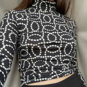 Topp med hög krage  - Oanvänd topp med hög krage. Stretchigt material, storlek S. Kan skicka hem till dig! 