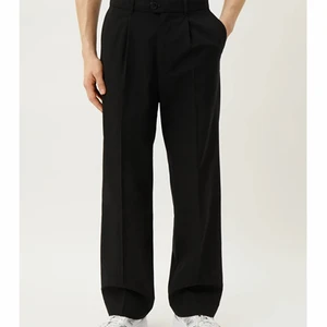 Weekday kostymbyxor  - Använda men i mycket gott skick. Raka kostymbyxor som lägger sig fint över skorna. 