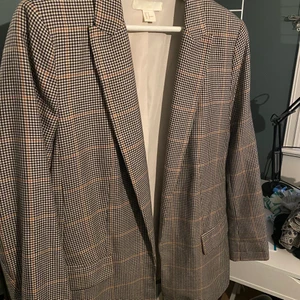 Kavaj - Skjukt snygg oversized kavaj i ett snyggt rutigt mönster. Är i storlek 44 från hm dam. Sitter snyggt oversized på mig som vanligtvis har M