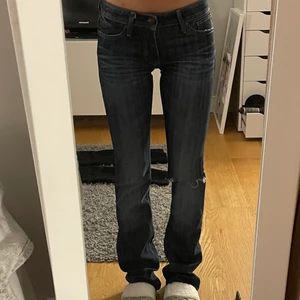 Lågmidjade crocker - Lågmidjade bootcut crocker jeans, med egenheter hål💙