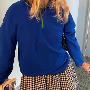 Ralph lauren fleece  - Jättemysig fleece från Ralph lauren i en fin blå färg med grönt blixtlås och brodering!!💚💙 Den är i storlek L och på mig som vanligtvis är en S så sitter den perfekt overzised.😚💕 Jag kan antingen mötas upp i Stockholm, annars står köparen för frakten.