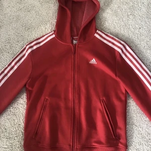 Röd adidas kofta - En röd adidas kofta i uk strolek 32/34 sitter som en S och kan passa en M , bra skick.