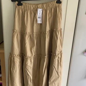 ny volangkjol - Helt ny volangkjol. Storlek 38. Köpt för 599kr, men mitt pris är 450kr. Säljer pågrund av att den aldrig kommit till användning.🤍